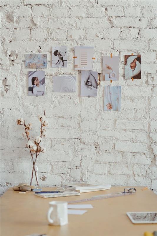 nuotraukos, atspausdintos ir priklijuotos prie sienos, meniška ir atsitiktinė baltos plytelės sienos išvaizda