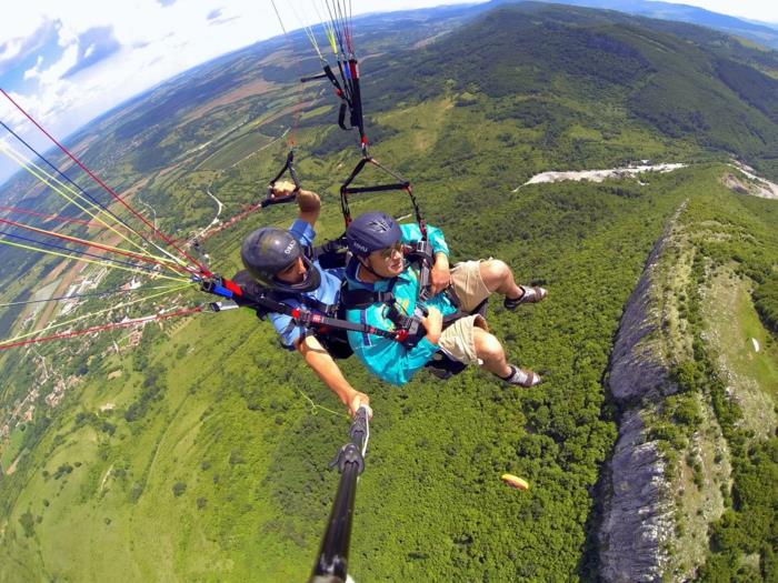 nuotraukos-šokinėja-parašiutu-nepamirštama patirtis-nuostabi-sena-žalia-žemė-po kojomis-kalnai
