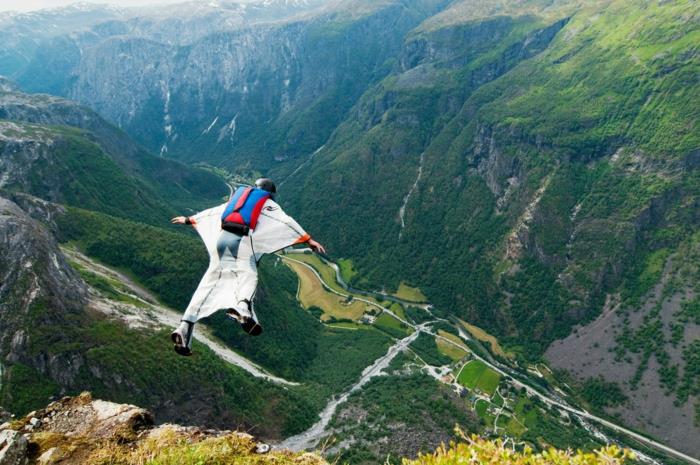 šuoliai su parašiutu-nuotraukos-nepamirštama patirtis-puikus vaizdas-kalnų žalia-pagal užsakymą parašiutas