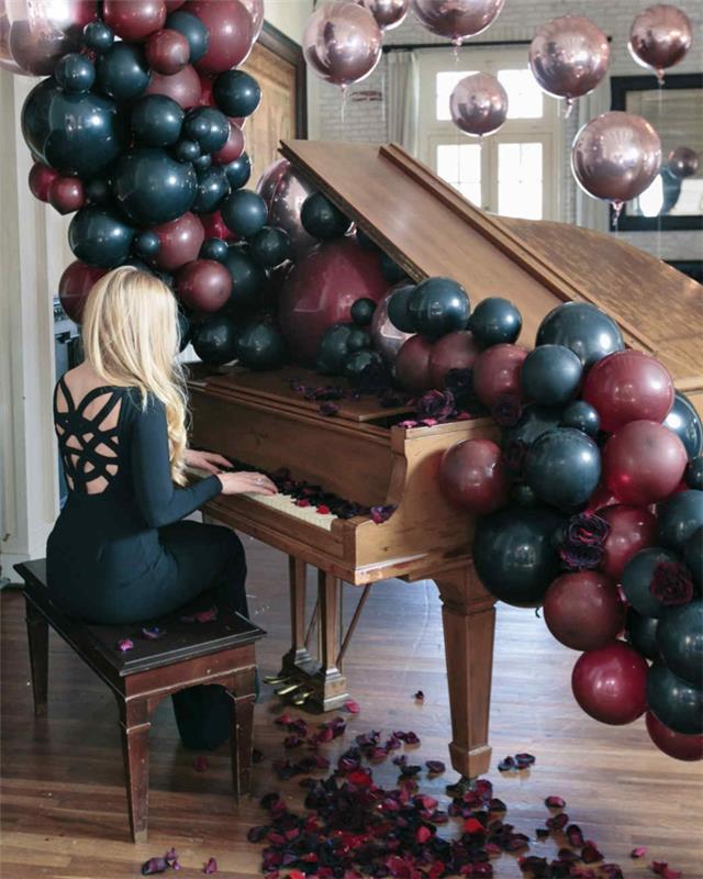 medinis pianinas, medinis suoliukas, tamsaus baliono girlianda, purpuriniai balionai kabo ore