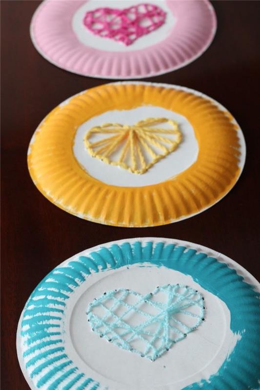 Lavoretti creativi con piatti di carta e filati di lana cuciti