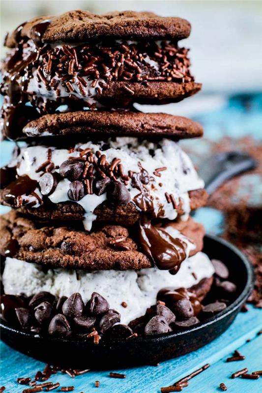 Kakavovi piškoti, gocce di cioccolato, piškoti fatti in casa, ripieno di gelato, granelli di cacao