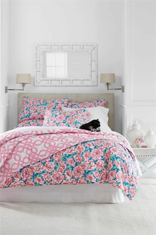 kambarys-antklodė-miegamasis-lova-pagalvėlės-rožinė-gėlių-miega-katė