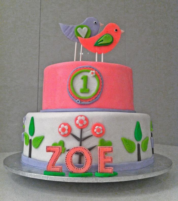 kūrybingas pyrago viršelis mažai mergaitei, paukščių figūrėlės, tešlos išpjovos medžiai, gimtadienio tortas
