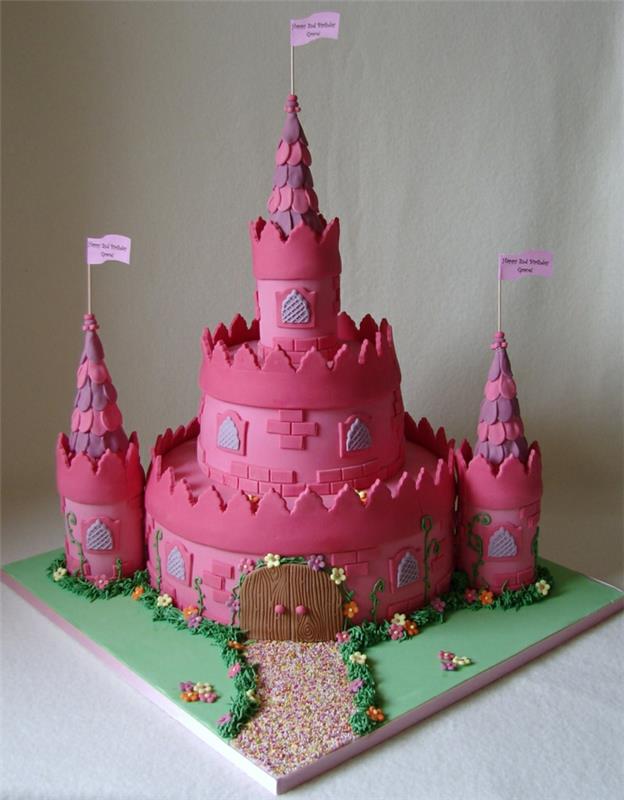 meniškas vaiko pyragas, rožinė pilis su trimis bokštais, vėliavos, žalia lyguma