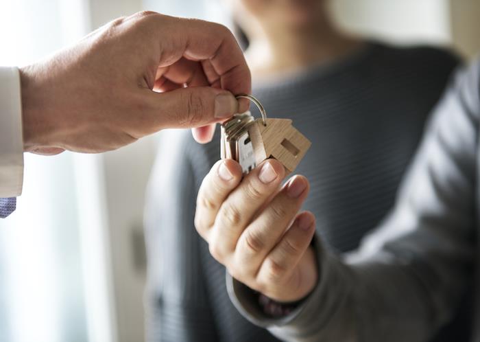 odločati o ceni nepremičnine s pomočjo nepremičninskega izvedenca