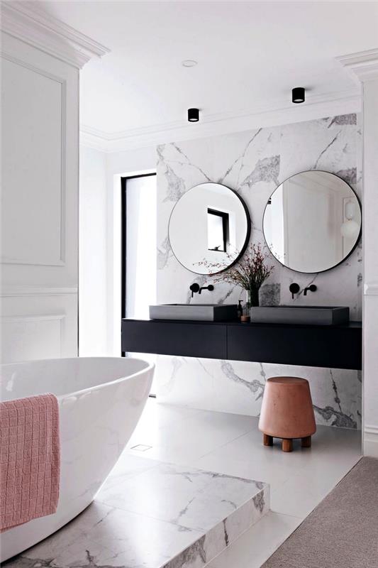 razkošna kopalnica z marmornim brizganjem, ki se ujema s samostojnim podom za kad, elegantno oblikovana kopalnica s plavajočo enoto za umivanje v mat črni barvi