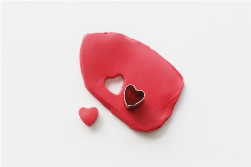 kırmızı kil modelleme, kalp şeklinde kesici, küçük kalp şeklinde delik, sanat ve zanaat fikirleri, yakındaki kırmızı kil kalp şekli