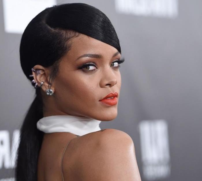 prebadanje ušes, tetovaža na vratu, rdeče ustnice, Rihanna, črni lasje, pričeska z nizkim repom, ženska tetovaža