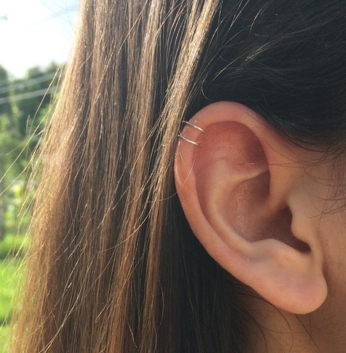 prebadanje ušes, srebrni prstan, diskreten piercing, rjavi lasje, piercing za ženske