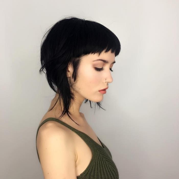 burun delici kadın trend renkleri giysi yeşil top moda saç modeli kısa saç modeli