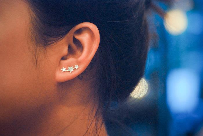 piercing za ženske, nakit iz zvezdastega ozvezdja, diskreten piercing za ženske, visoka punđa, črni lasje
