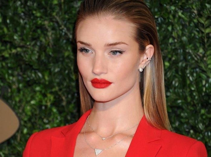 prebadanje školjk, blondinka balayage, dolgi lasje, šminka, ženski piercing
