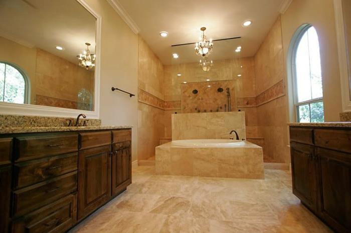 vonios kambarys smėlio spalvos, didelis arkinis langas, stačiakampis veidrodis, liustra liustra