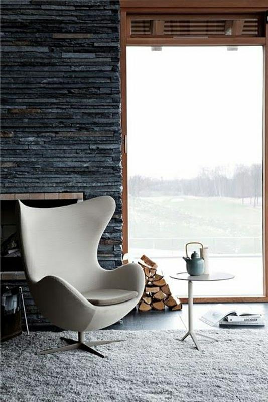 pilkos spalvos akmenys-smėlio spalvos kilimas-smėlio spalvos kėdė-siena-pilkos spalvos akmens židinio interjero dydis