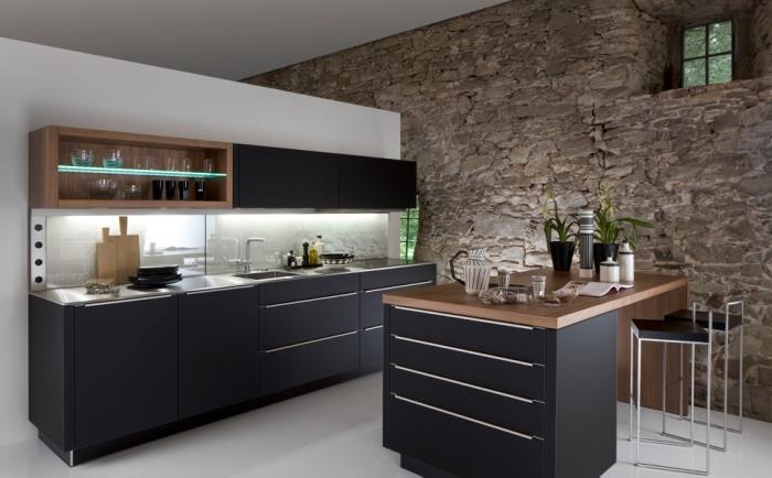 moderni virtuvė su matinėmis juodomis spintelėmis su balta siena ir akmenine siena, LED apšvietimas po virtuvės baldais
