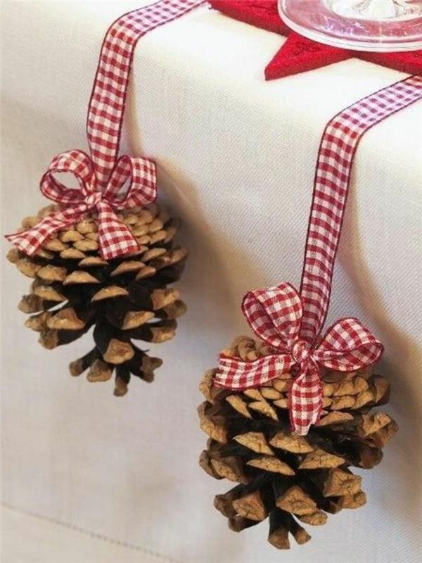 Segnaposti tavola natale, pigne sospese, nastro rosso con pigne