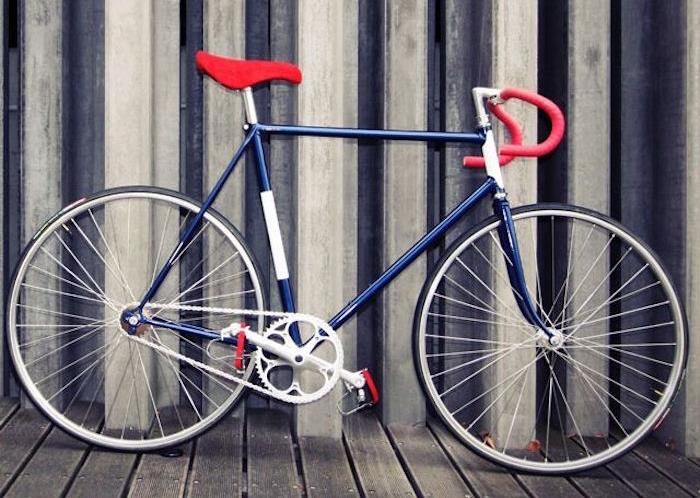 vintage fixie bike mornarsko modri okvir roza bar trak