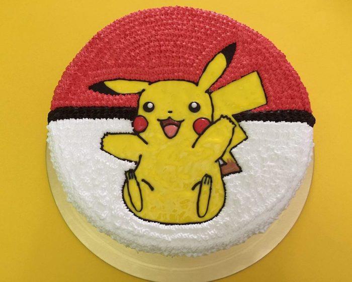rojstnodnevna torta, oblikovanje torte, kulinarika, dekoracija v pokeballu, biskvit iz vanilije, risba pikachua