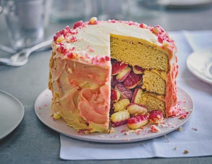 čarobna torta z rabarbaro iz vanilije, napolnjena z gumijastimi sladkarijami