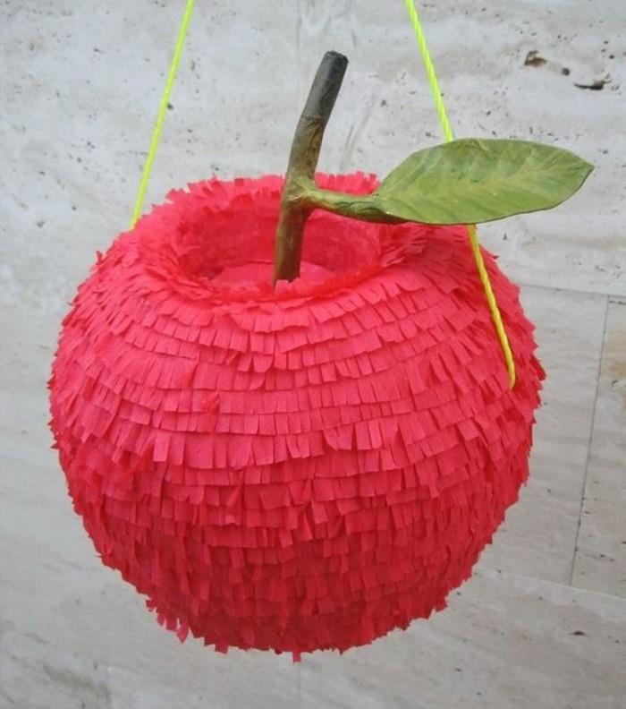raudona obuolio formos pinata-krepono popieriaus puošmena su pakraščiais-kaip padaryti pinatą