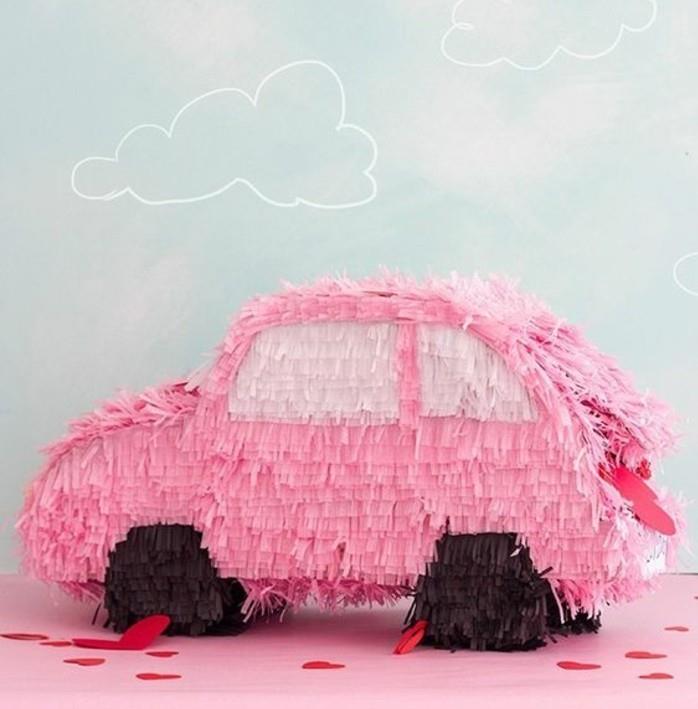 rožinė automobilio formos pinata-kaip padaryti-pinata-mergaitei