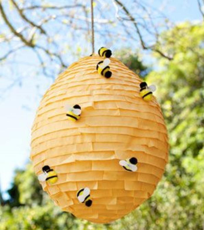 pinata-yap-kullanarak-turuncu-krepon-kağıt-dekoratif-arılarla-püsküller-bir-orijinal-pinata-yapmak için-fikir-yapmak