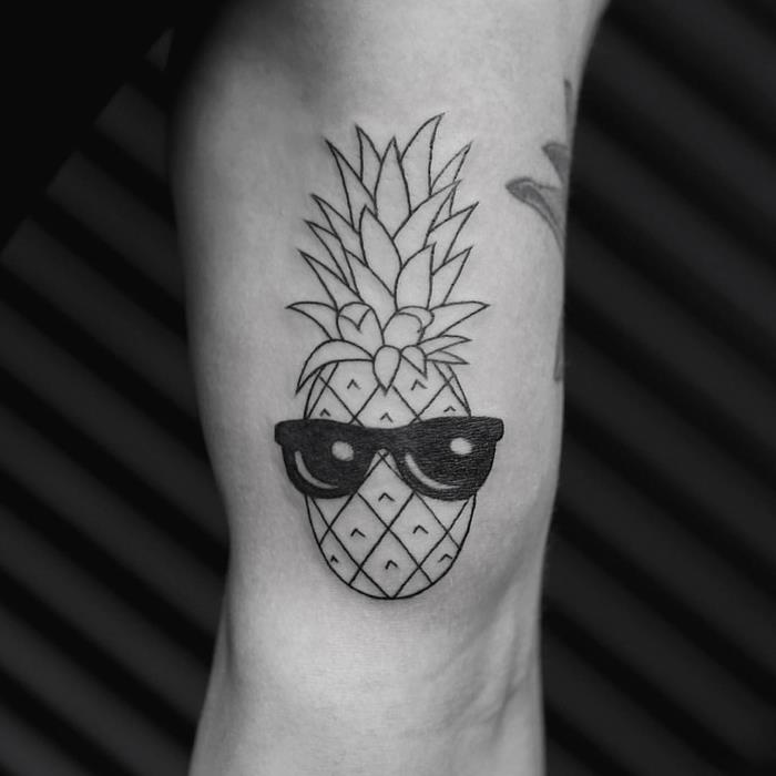 ananas s sončnimi očali, tetovaža na roki, tetovaža svete geometrije, črno ozadje