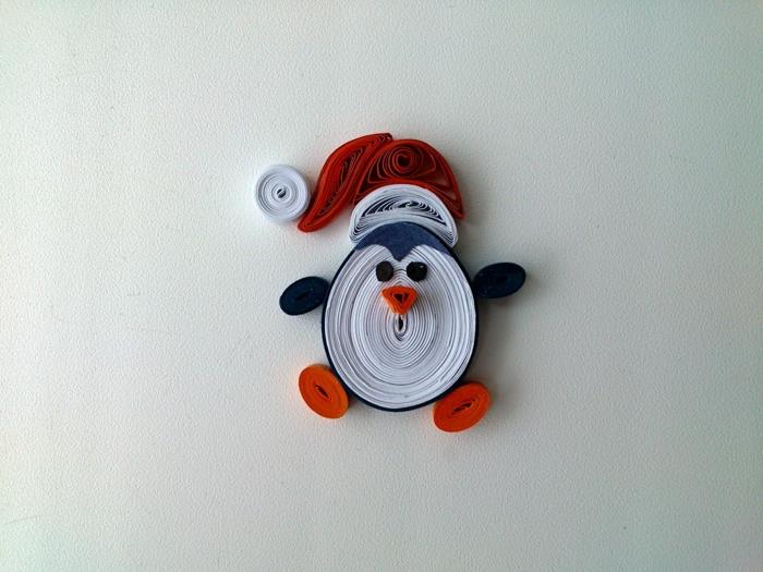 diy pinguin v quilling barvah, trakovi papirja zviti in oblikujejo figuro