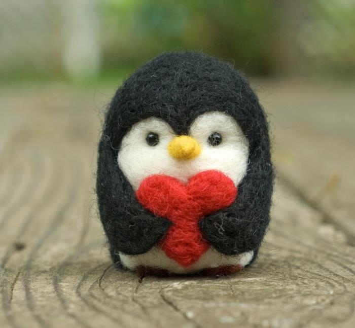 pingvinas, nešantis didelę raudoną širdį iš vilnos, profesionalus darbas
