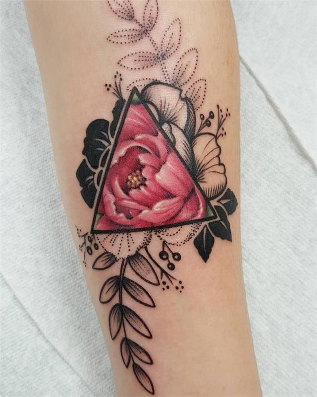 vrtnica sredi trikotnika, tetovaža podlakti, geometrijski vzorci tetovaže, belo ozadje