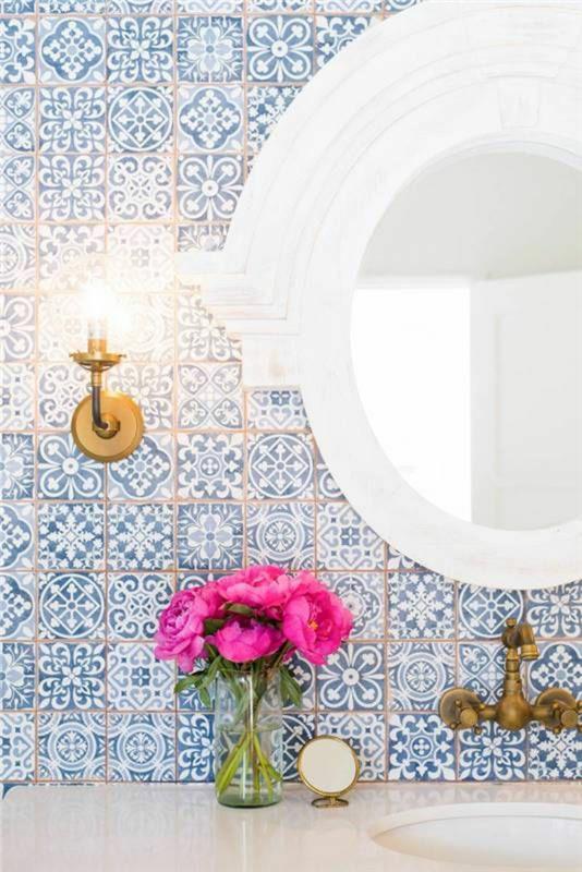 topla zen kopalnica, dekor kopalnice zen, stenske ploščice iz modro -belega mozaika, ovalno ogledalo z belim okvirjem