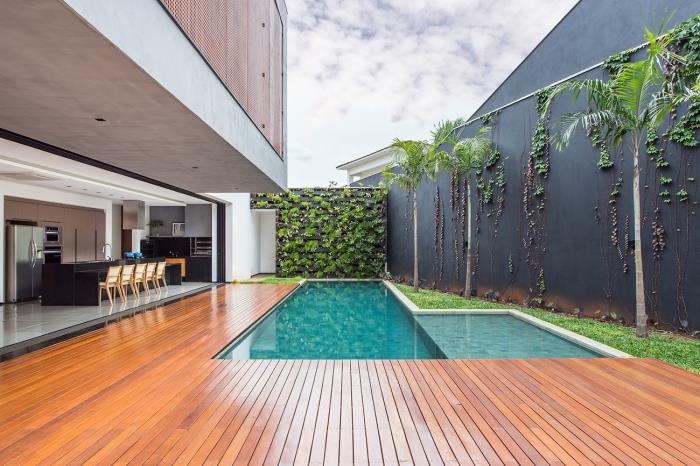 luksuzni bazen z leseno teraso, odprto zunanjo kuhinjo in zunanjo zeleno steno