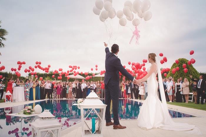 Poročen par, poročna obleka morska deklica, beli in rdeči baloni, poroka na prostem okoli bazena