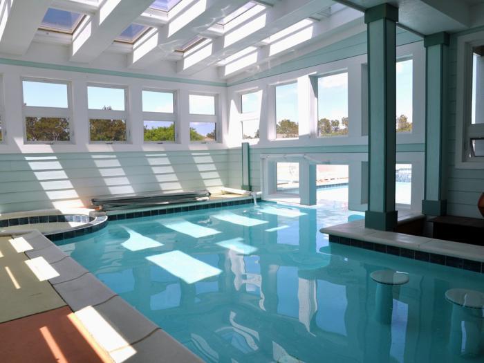 moderne-zaprte-bazene-bele-notranjosti-in-steklene strehe z več stekli