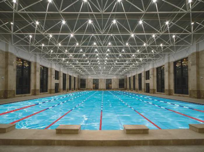 ışıklı tavanlı olimpik yüzme havuzu
