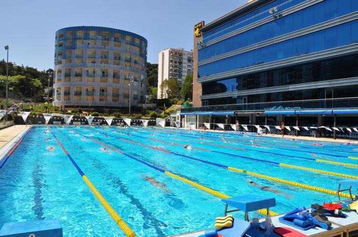 otel kompleksinde açık olimpik yüzme havuzu