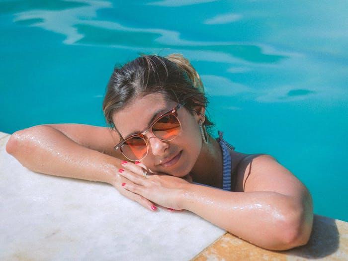 Turuncu güneş gözlüğü, manzara resmi, yaz duvar kağıdı, çarpıcı güzellik ile yüzme havuzunda kadın