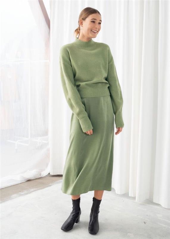 Fıstıklı kazak ve etek, moda rengi 2020, nasıl iyi giyinilir, sonbahar için şık moda kadın kıyafeti