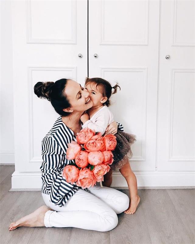 Anne kızı fotoğraf öpücüğü, kırmızı şakayık çiçekleri buketi, beyaz ve mavi anne ve bebek için koordineli kıyafet fikri