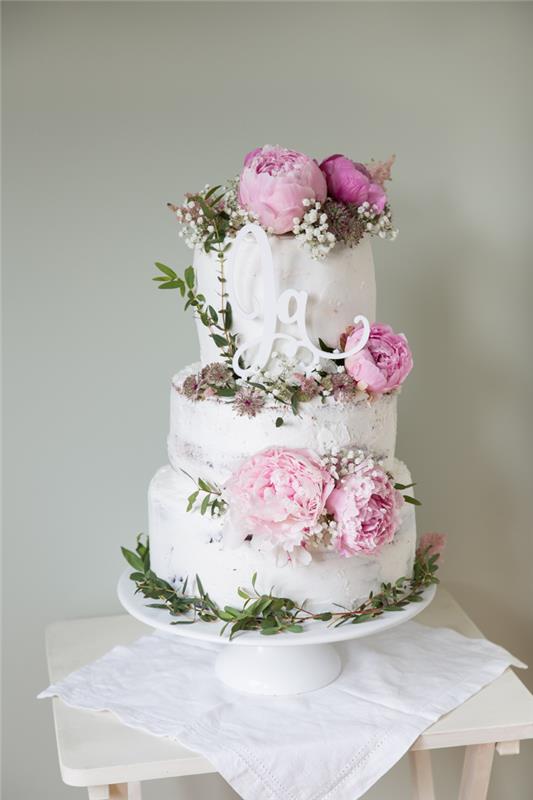 Geriausia vestuvinio torto idėja, sakanti „taip“, stebuklingas pyragas, papuoštas rožiniais bijūnais, gražus torto įvaizdis