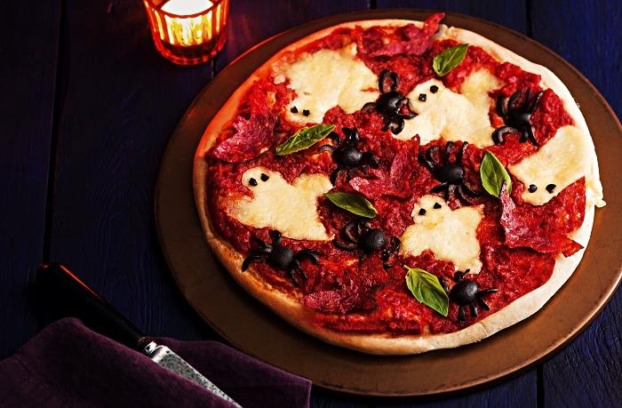 peynir, domates sosu, salam ve zeytinli kolay perili cadılar bayramı pizza tarifi, eritilmiş peynir hayaletleri ve zeytin örümcekleri ile cadılar bayramı pizzası