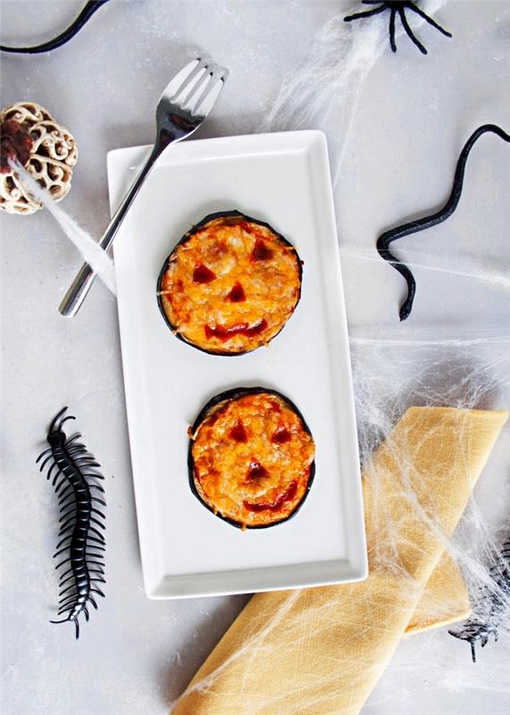 patlıcanlı mini pizzalar, cadılar bayramı balkabağı mini pizzaları yapmak için ürkütücü cadılar bayramı tarifi