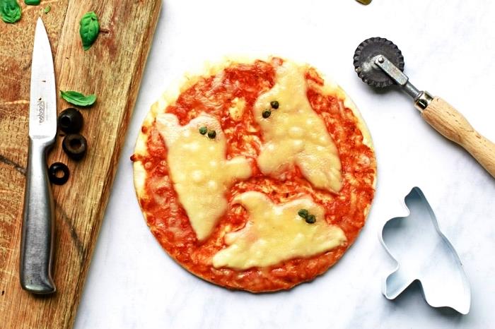 cadılar bayramı temalı meze tarifleri, peynirli ve domates soslu perili cadılar bayramı pizzası