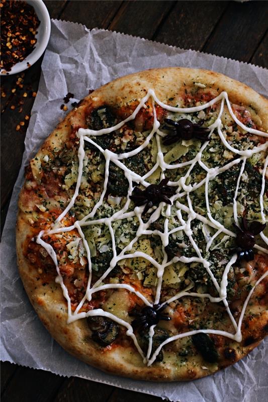Cadılar Bayramı örümcek ağı pizza, peynirli pizza, pesto ve siyah zeytin, Cadılar Bayramı yemeği için kolay tarif