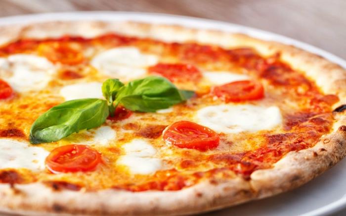 İtalyan-pizza-hazırlığı-kolay-lezzetli-pizza-nefis-margueritte