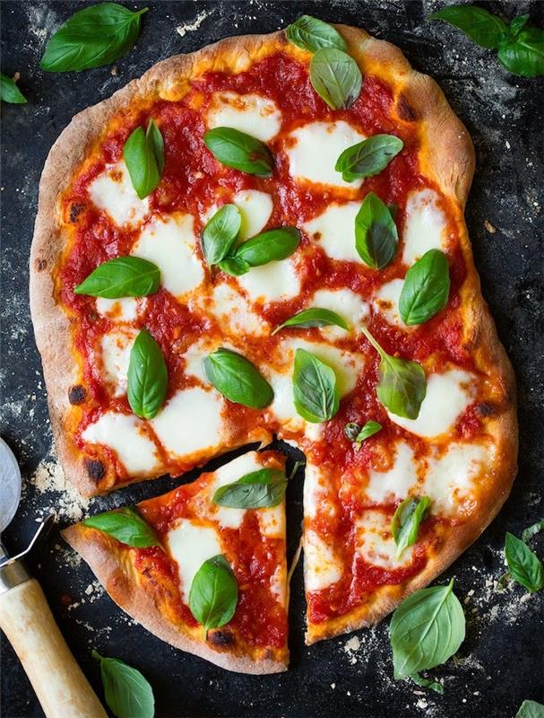 hamur üzerinde fesleğen yaprakları ve mozzarella peyniri ile vejetaryen pizza margherita, İtalyan tarifi akşam yemeği fikri