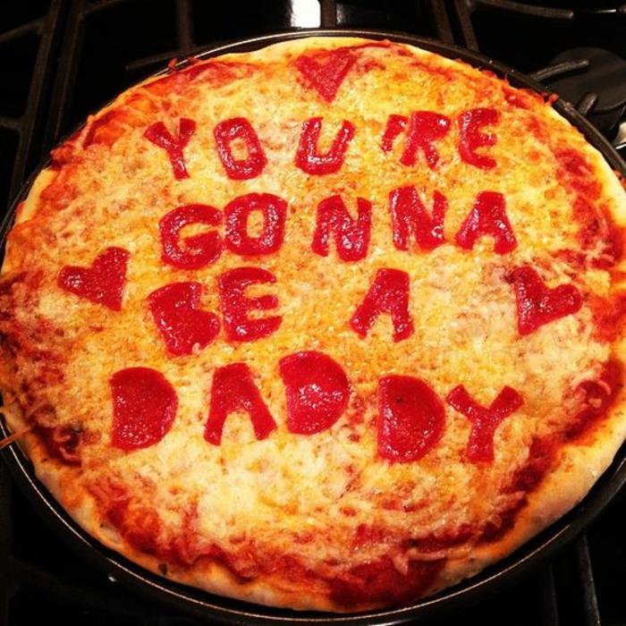ciddi bir yemek hazırla, kırmızı sosla yazılmış bir baba olacaksın metinli pizza
