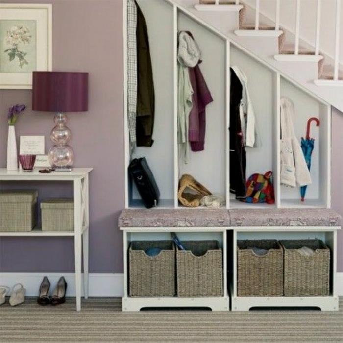 spintelė po laiptais-išdėstymas-po laiptais-koridorius-violetinė-kilimas-pilka-batai