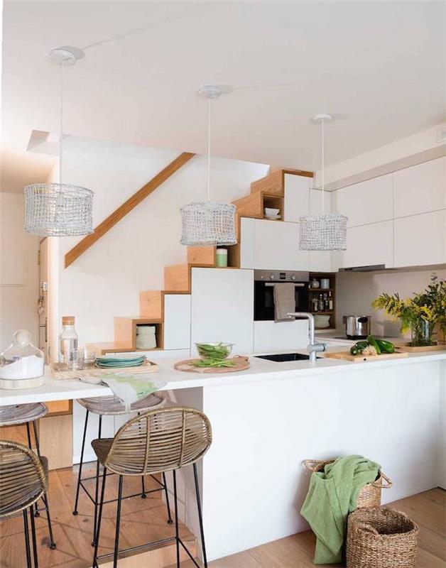bela omara pod stopnicami velika osrednja pilotna bela kotna kuhinja in leseni parket iz svetlega lesa